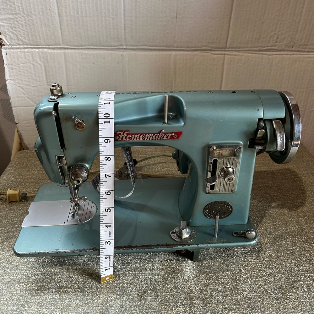 Sewing Machine - Picture 11 of 12
